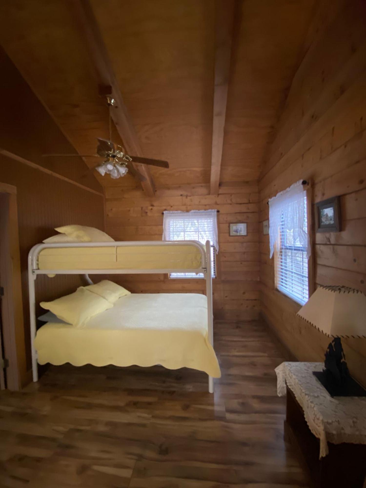 A Peace Of Heaven Cabins And Rv Vanderpool Экстерьер фото